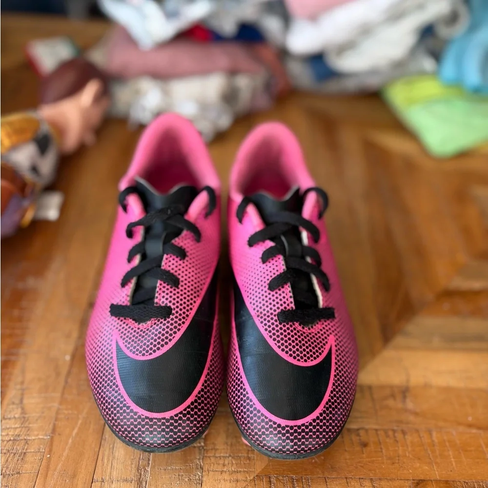 Nike Kids Pink and Black Soccer Cleats - Picture 3 of 6